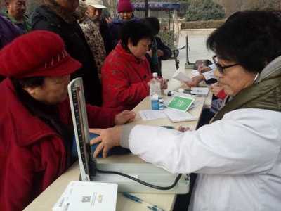 愛心義診進社區(qū)，健康服務(wù)暖人心——牌樓街道雅園社區(qū)開展便民健康咨詢活動