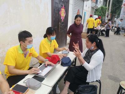 菏澤學(xué)院黨員“雙報(bào)到” 深入社區(qū)踐初心，健康咨詢暖人心